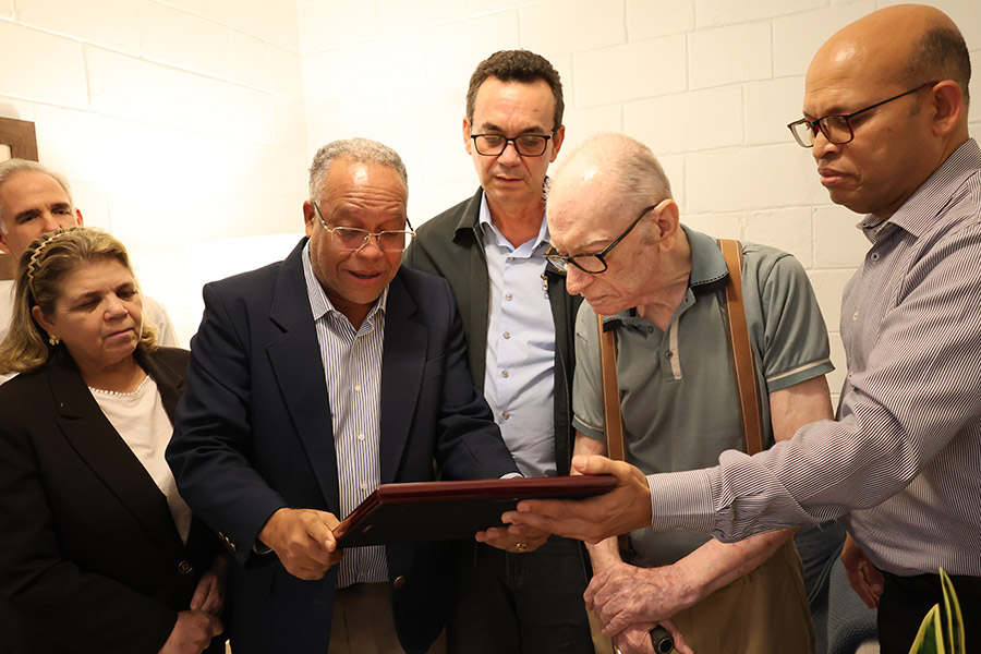 Grupo de adultos homenajeando a jesuita mayor