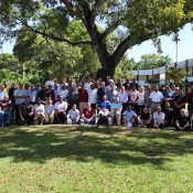 Grupo de Jesuitas de Republica Dominicana reunidos en un jardín