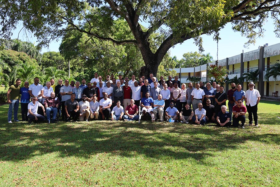 Grupo de Jesuitas de Republica Dominicana reunidos en un jardín