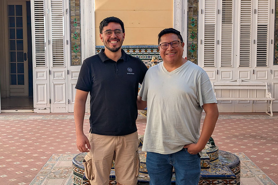 Dos escolares jesuitas abrazados mirando al frente