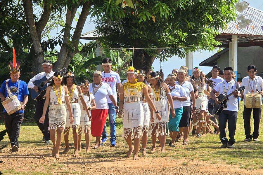 Aldeanos de Aishalton bailando