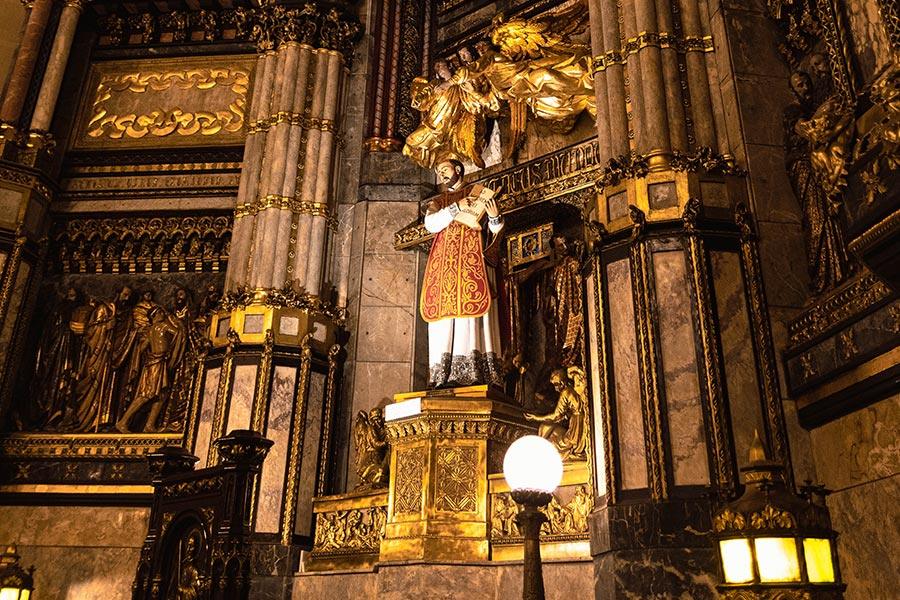 Altar de iglesia con figura de santo