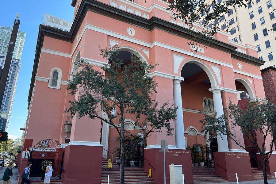 Fachada rosada de casona antigua