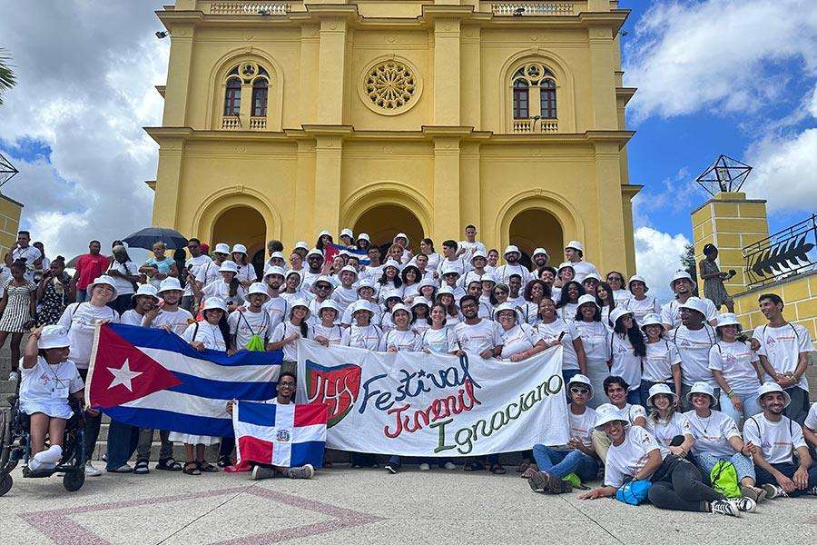 Jóvenes Católicos con banderolas