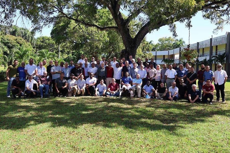 Grupo grande de Jesuitas en jardin