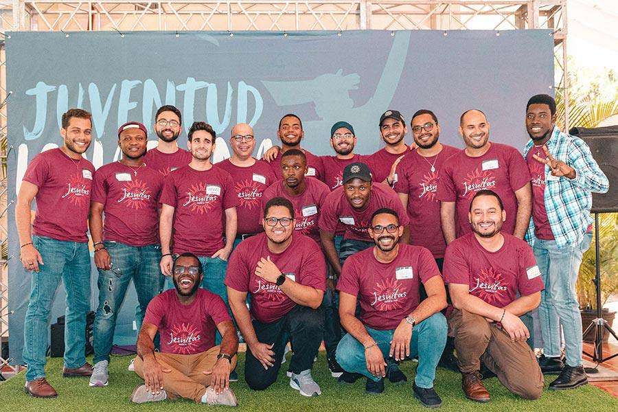 Grupo de jesuitas jovenes todos con polos guindas