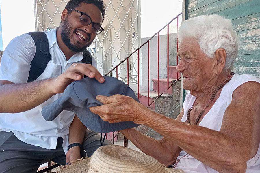 Hombre joven y anciano sosteniendo un sombrero