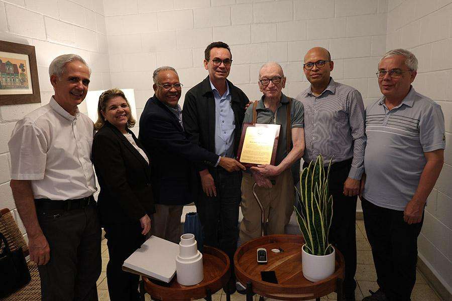 Grupo de adultos homenajeando a jesuita mayor