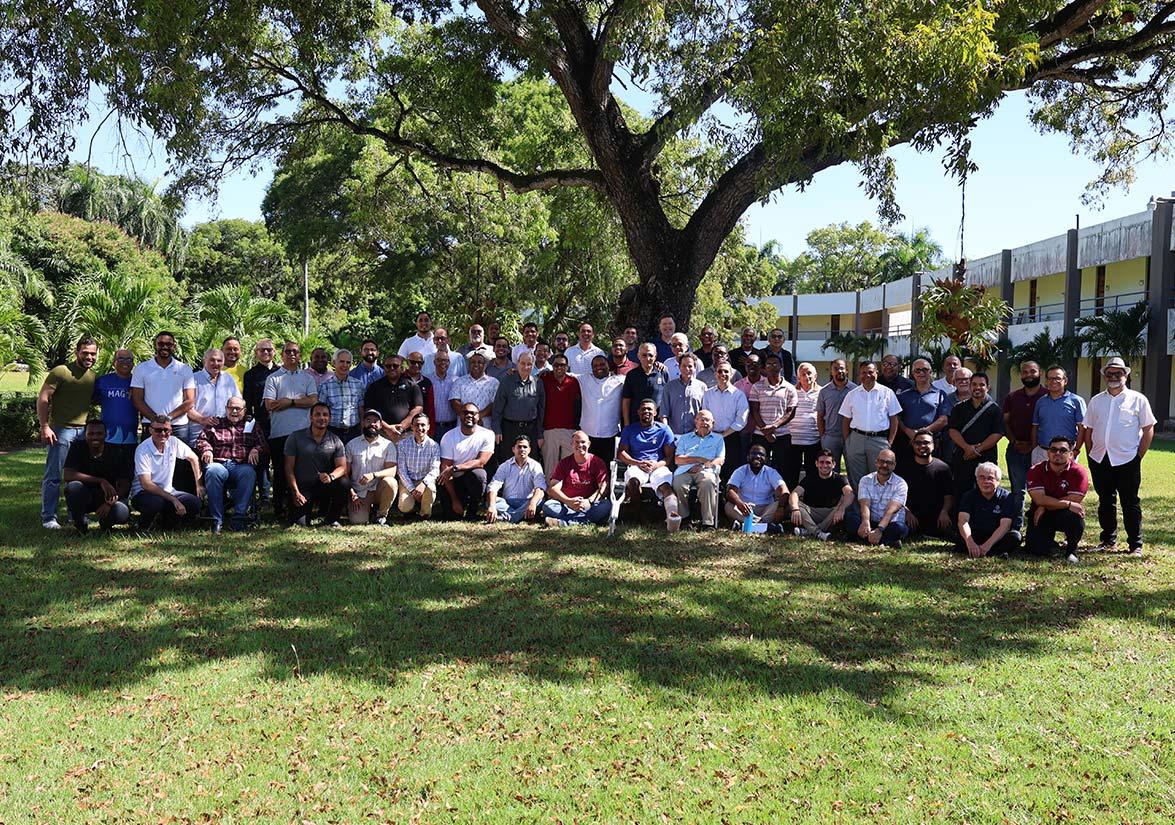 Grupo de jesuitas en un jardín