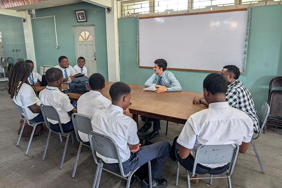 Jóvenes líderes estudiantiles de St. George’s College reunidos en una mesa
