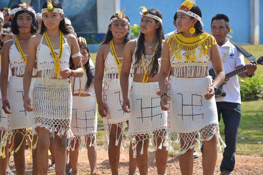 Adolescentes mujeres danzando con trajes típicos