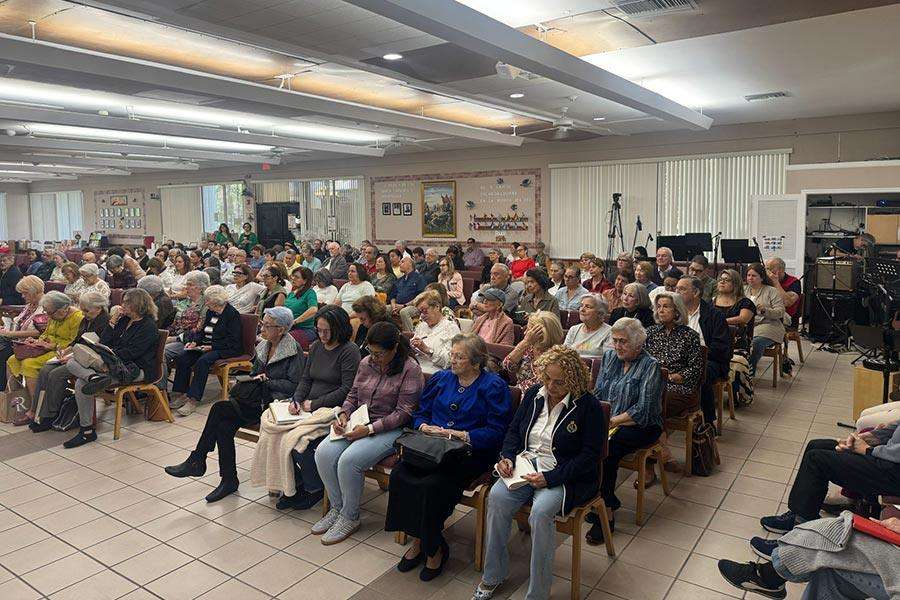 Grupo de mujeres y hombres adultos mayores en reunión