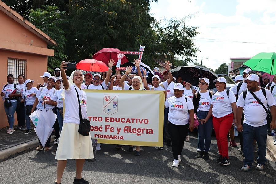 Mujeres y hombres desfilando en grupo por la calle