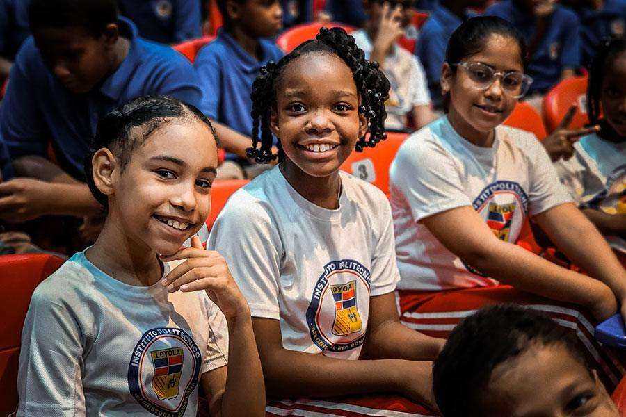 Tres niñas sonriendo