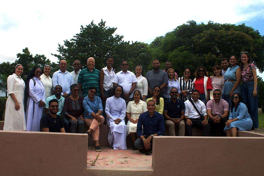 Grupo de mujeres y hombres laicos y religiosos y religiosas