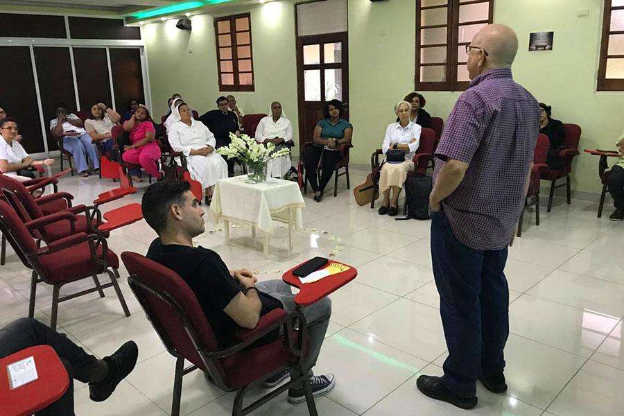 Reunión de laicos y religiosos