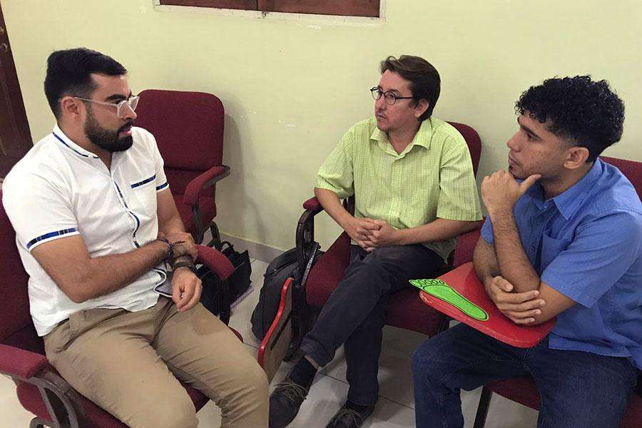 Tres hombres sentados conversando