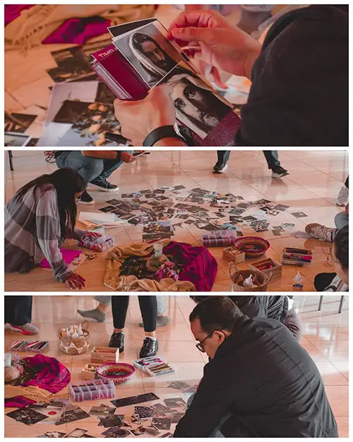 Reunión de jóvenes católicos observando fotografías de Jesús