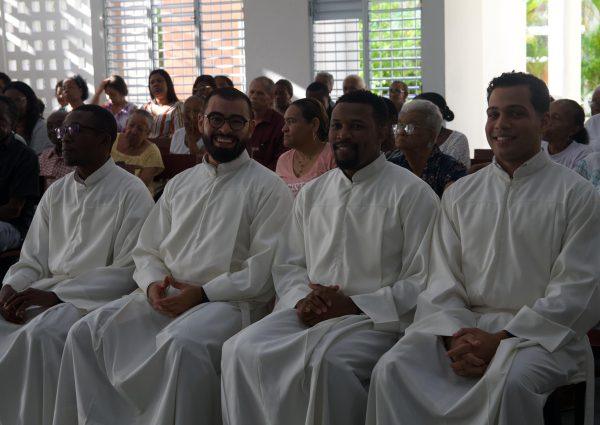Escolares jesuitas reciben los ministerios menores del acolitado y lectorado
